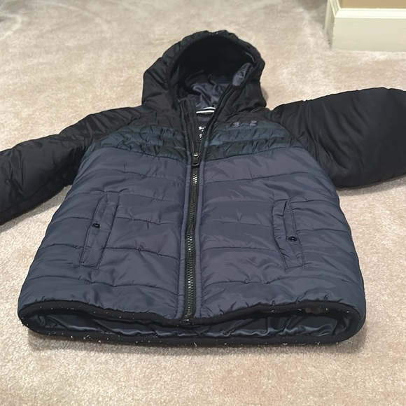 Under Armour boys size 7 cold gear jacket - Picture 3 of 4